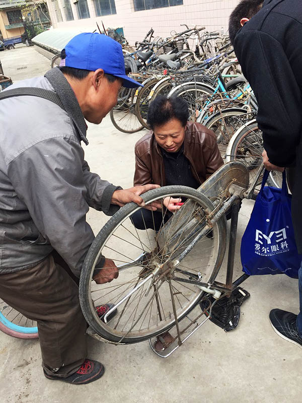 “僵尸自行車(chē)”搶修隊(duì)正給單車(chē)做體檢。